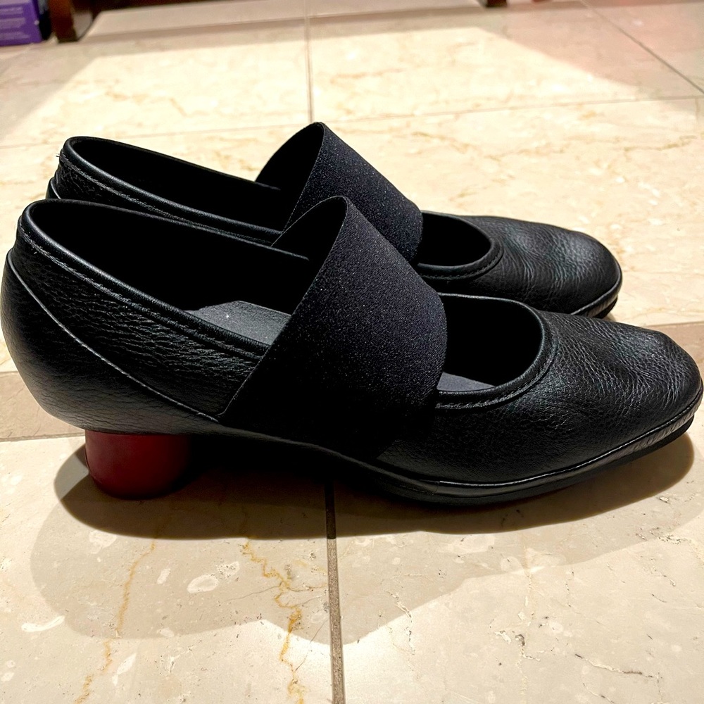 Camper, Black women's full-grain Mary Jane with red rubber outsole,95% new,US 6